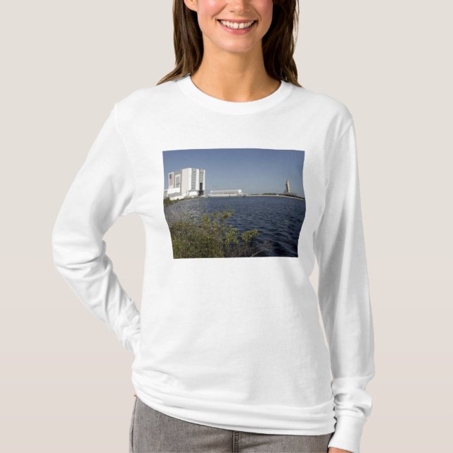 Das Space Shuttle Atlantis liegt über dem Becken. T-Shirt (Vorderseite)