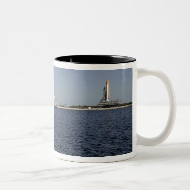 Das Space Shuttle Atlantis liegt über dem Becken. Zweifarbige Tasse (Rechts)