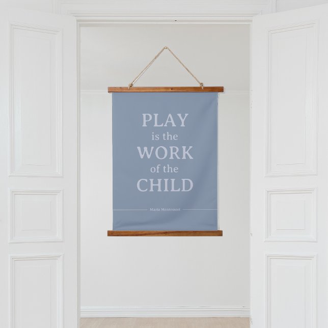 Das Spiel ist das Werk des Kindes Maria Montessori Wandteppich Mit Holzrahmen (Von Creator hochgeladen)