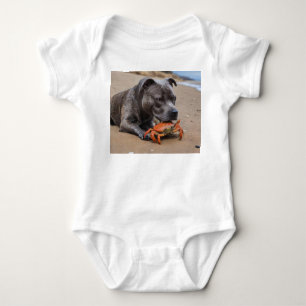 Das Staffy ist ein Freund mit Strandkrabbe, Baby Strampler
