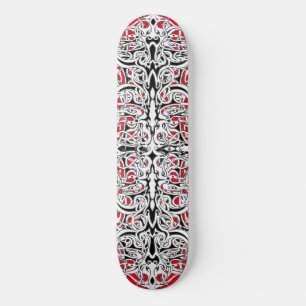 Das Stammesdesign in Schwarz und Weiß des Reiches Skateboard