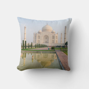 Das stille, friedliche Taj Mahal bei Sonnenaufgang Kissen