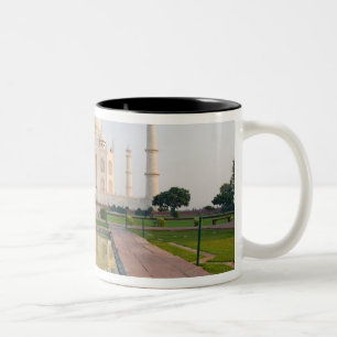 Das stille friedliche Taj Mahal bei Sonnenaufgang Zweifarbige Tasse