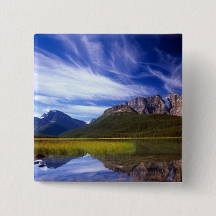 Das stille Wasser des Waterfowl Lake bildet eine Button