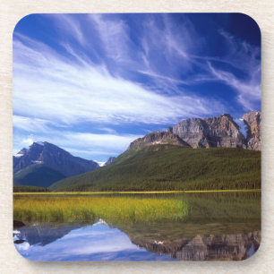 Das stille Wasser des Waterfowl Lake bildet eine Getränkeuntersetzer