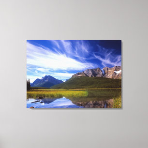 Das stille Wasser des Waterfowl Lake bildet eine Leinwanddruck