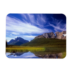 Das stille Wasser des Waterfowl Lake bildet eine Magnet