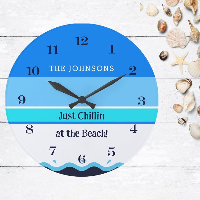 Das stilvolle Blue Stripes Wave Family Name Beach  Große Wanduhr (Von Creator hochgeladen)