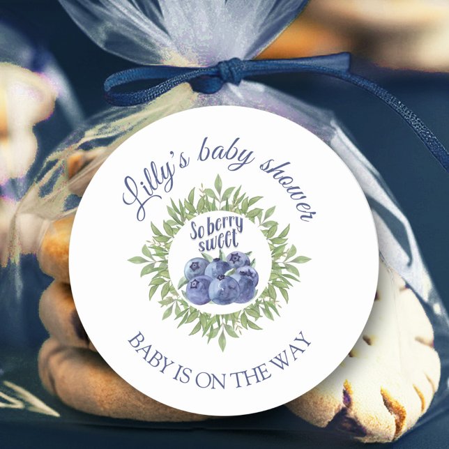 Das süße Baby ist unterwegs Babyduschkleber Runder Aufkleber (Sweet baby is on the way baby shower stickers)
