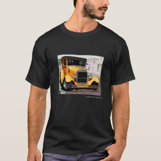 Das T-Shirt des klassischen gelben Autoerwachsenen