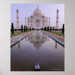das Taj Mahal, das sich perfekt im Pool im Poster