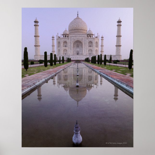 das Taj Mahal, das sich perfekt im Pool im Poster (Vorne)