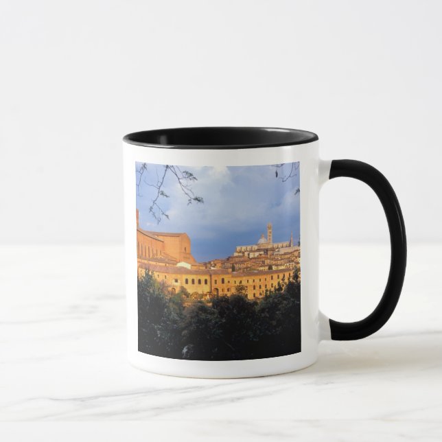 Das toskanische Dorf Sienna, Italien. Tasse (Rechts)