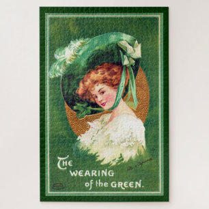 Das Tragen des großen grünen Puzzles