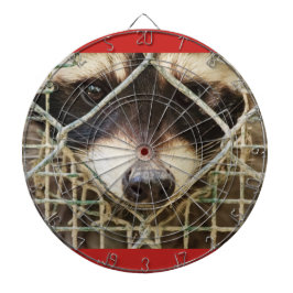 das traurige Aussehen eines Rackons hinter dem Käf Dartscheibe