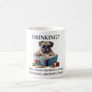 Das Trinken amerikanischer Bulldoggen kann zu eine Kaffeetasse
