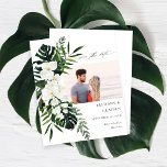 Das tropische Weiße Foto Save the Date<br><div class="desc">** SATIN PAPIER IST PAPIERTHIN. AKTUALISIEREN SIE DAS PAPIER FÜR EIN BILDERPAPIER. HAT EINE OPTION FÜR ENVELOPES. *** Rette Geld auf formelle Einladungen mit dieser kleineren Einladung, die eine Option für Umschläge hat. Holen Sie sich Ihre Gäste für die phantastische Hochzeit mit Ihrem Tropical Palm & White Floral Foto Speichern...</div>