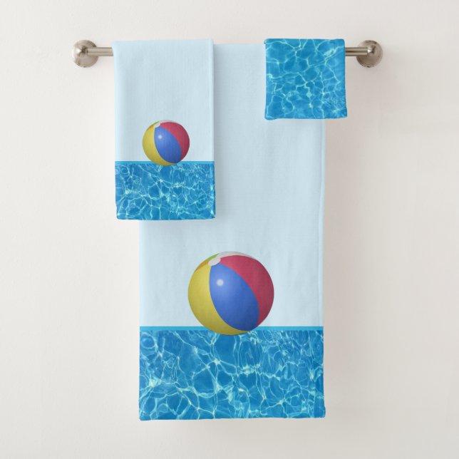 Das türkisblaue Wasser des Swimmingpools und der B Badhandtuch Set (Insitu)