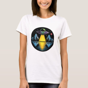 Das Ufo im Gebirge, das im Wasser reflektiert T-Shirt