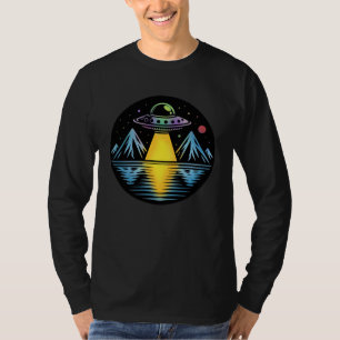 Das Ufo im Gebirge, das im Wasser reflektiert T-Shirt