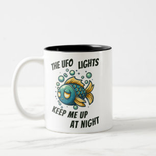 Das UFO-Licht behielt mich nachts auf Zweifarbige Tasse