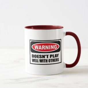 Das Warnen SPIELT GUT NICHT MIT ANDEREN Tasse