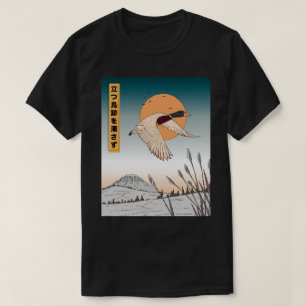 Das Wasser bleibt nach dem Flug eines Vogels erhal T-Shirt