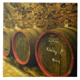 Das Weingut Kiralyudvar: Fässer mit Tokajer Wein Fliese