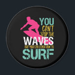 Das Wellenreiten des Vintagen Retro-Surfers kann n Magnet<br><div class="desc">Das inspirierende und motivierend Design für diejenigen,  die Wassersport,  Surfen,  Wellenreiten auf einem Surfbrett,  den Sommer am Strand verbringen. Vintage und Not leidende Ware für Surfer. Ideal für den Sommerurlaub auf einer tropischen Insel,  die die Wellen einnimmt. Große Weihnachtsgeschenke und Geburtstagsgeschenk für Vater,  Bruder,  Sohn,  Enkel,  Freund oder Freund.</div>