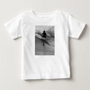 Das Wellenreiten im Graustufen Baby T-shirt