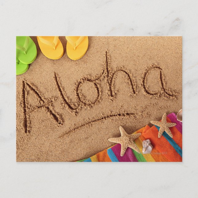 Das Wort Aloha geschrieben auf einem Sandstrand, m Postkarte (Vorderseite)