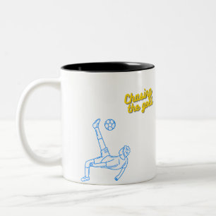 Das Ziel verfolgen Motivierendes Sportdesign für Zweifarbige Tasse