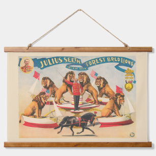Das Zirkusposter Julius sieht mit seinen Löwen Wandteppich Mit Holzrahmen