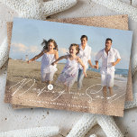 Dashing durch das Sand Beach Coast Foto Feiertagskarte<br><div class="desc">Entspannen Sie durch das Sand Handwriting Script, Coastal Nautical Beach Sand Dollar Foto Holiday Card. Weitere Designbearbeitungs-Optionen sind auf der Produktseite verfügbar. Die Hintergrundfarbe kann geändert werden. Fügen Sie Ihre eigenen Fotos und Texte hinzu. Einfach auf eigene Faust zu personalisieren. Mit Fett*fa*tin entworfen. Einfach mit eigenen Texten, Fotos oder Bildern...</div>