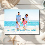 Dashing durch das Sand Beach Foto Feiertagskarte<br><div class="desc">Diese "Dashing Through the Sand" Ferienkarte ist ein lustiger Weg,  Familie und Freunden ein frohes Weihnachtsfest zu wünschen! An der Vorderseite der Karte finden Sie Ihr Lieblings-Beach-Foto,  Ihren personalisierten Gruß und Ihre Namen. Die Rückseite der Karte weist ein Sternenmuster auf Aquablau auf.</div>