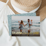 Dashing durch die Erde | Beach Foto Folien Feiertagskarte<br><div class="desc">Ideal für Menschen, die in tropischen Klimen leben, oder für die gemeinsame Nutzung eines fehlerhaften Ferien-Fotos, oder optionale Urlaubsfotokarte zeigt "Dashing Through the Sand" als goldenes Folienüberlagerungen mit Sternenbildern. Personalisieren Sie mit Ihren Namen und Gruß nach Maß (zeigen Sie mit "wärmsten Wünschen") am unteren Ende. Karten kehren zu einem Muster...</div>
