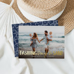 Dashing durch die Erde | Beach Foto Folien Feiertagskarte<br><div class="desc">Ideal für Menschen, die in tropischen Klimen leben, oder für die gemeinsame Nutzung eines fehlerhaften Ferien-Fotos, oder optionale Urlaubsfotokarte zeigt "Dashing Through the Sand" als goldenes Folienüberlagerungen mit Sternenbildern. Personalisieren Sie mit Ihren Namen und Gruß nach Maß (zeigen Sie mit "wärmsten Wünschen") am unteren Ende. Karten kehren zu einem Muster...</div>