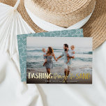 Dashing durch die Erde | Beach Foto Folien Feiertagskarte<br><div class="desc">Ideal für Menschen, die in tropischen Klimen leben, oder für die gemeinsame Nutzung eines fehlerhaften Ferien-Fotos, oder optionale Urlaubsfotokarte zeigt "Dashing Through the Sand" als goldenes Folienüberlagerungen mit Sternenbildern. Personalisieren Sie mit Ihren Namen und Gruß nach Maß (zeigen Sie mit "wärmsten Wünschen") am unteren Ende. Karten kehren zu einem Muster...</div>