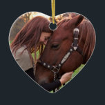 Dated Christmas Horse Lover Custom Foto Herz Keramik Ornament<br><div class="desc">Schaffen Sie ein personalisiertes Herzform-Ornament mit einem Foto Ihres Pferdes auf der einen Seite,  Ihren Namen und das Jahr auf der Rückseite dieses datierten,  maßgeschneiderten Keramik-Ornaments mit "Frohe Weihnachtsbotschaft" in Weiß und Grau,  perfekt für den Pferdebesitzer,  Liebhaber oder Hausmeister oder als Teil eines Geschenks mit Pferdemotiven.</div>