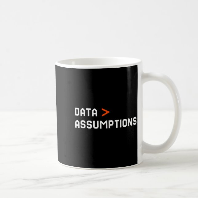 Daten vor Annahmen lustiger Tech-Analyst Wissensch Kaffeetasse (Rechts)