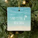 Dating Tropical Beach Erstes Weihnachten in Florid Keramikornament<br><div class="desc">Das lustige, warme Wetterferien-Design der Nautical Boutique Co., das aus Florida stammt, zeigt natürlich eine niedliche Palmensymbol, eine Typografie mit weißem Kreide und das Gefühl "Sand ist der neue Schnee". Es ist Set auf einem schönen Aqua-Ozean und Sandstrand mit bunten Lichtern. Auf der Rückseite steht "Erste Weihnachten in Florida" und...</div>