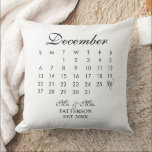 Datum der Hochzeit im Kalender Kissen<br><div class="desc">Dieses neu verheiratete Date Throw Kissen eignet sich hervorragend für ein frisch verheiratetes Paar. Zeigen Sie ihren besonderen Tag auf einem Kalenderdisplay an. Dies kann auch ein großes Jubiläumsgeschenk für diejenigen sein, die die Jahre gemeinsam überstanden haben.</div>