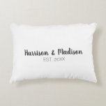 Datum der Hochzeit von personalisierten Skriptname Dekokissen<br><div class="desc">Personalisierte schwarz-weiße Skriptnamen Datum Wedding Accent Kissen. Elegantes,  klassisches,  minimalistisches Design.</div>