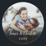 Datum des Minimalistischen Personalisierten Fotos Runder Aufkleber<br><div class="desc">Personalisieren Sie mit Ihrem Lieblings-Foto mit Ihren Namen und das Jahr und schaffen Sie eine einzigartige Erinnerung für Ihre Hochzeitsgäste. Entwickelt von Thisisnotme©</div>