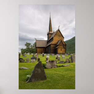Daubekirche mit Friedhof in Norwegen Poster
