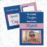 Daughter geben Foto blauen Rosa Geburtstag einen N Karte<br><div class="desc">Für eine hübsche Tochter Geburtstagskarte. Personalisieren Sie diese Grußkarte mit einem Foto und einem Namen. In Blau und Rosa dekoriert.</div>