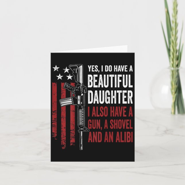 Daughter Gun Shovel Alibi - Funny Mom Dad Guns Jok Karte (Vorderseite)