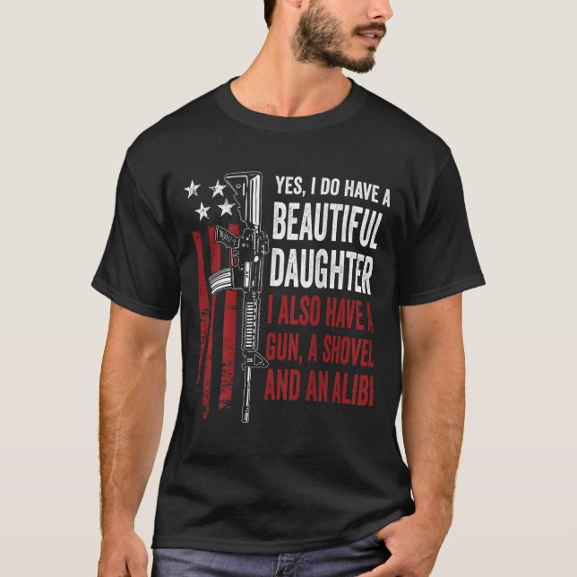Daughter Gun Shovel Alibi - Funny Mom Dad Guns Jok T-Shirt (Vorderseite)