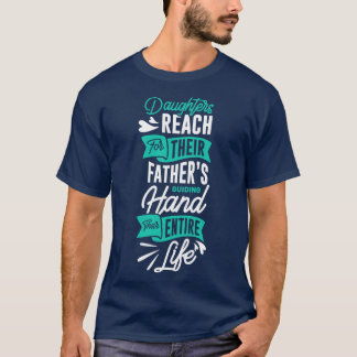 Daughters erreichen für ihre Väter, die Hand hierh T-Shirt