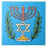 David Menorah Fliese<br><div class="desc">Dieses Bild wurde aus einer antiken jüdischen Kachel aus Persien adaptiert und verfügt über eine Menorah mit einem Magen David (Stern von David) gerahmt von Olivenzweigen.  Die Unvollkommenheiten des originalen,  handbemalten Bildes wurden bewahrt.</div>